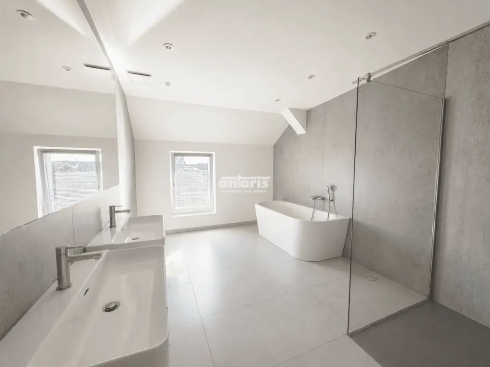 antaris Immobilien GmbH ** Old Town Flair Meets Living Comfort - 4 Rooms in the Heart of Erfurt! **