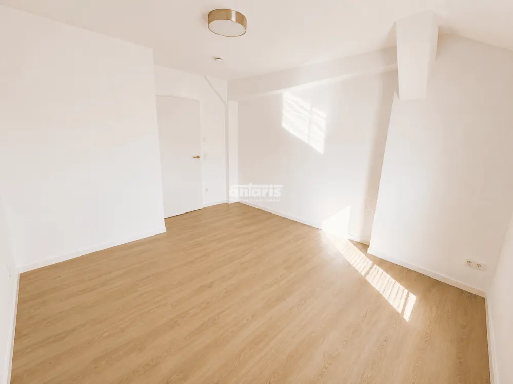 antaris Immobilien GmbH ** Old Town Flair Meets Living Comfort - 4 Rooms in the Heart of Erfurt! **