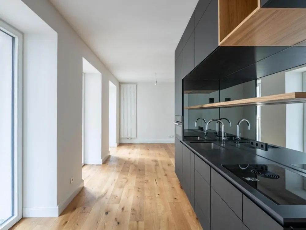 Idylle im Hofgarten: Studio-Apartment mit Design-Kubus und Balkon
