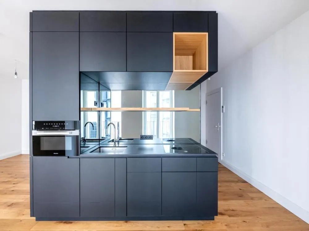 Idylle im Hofgarten: Studio-Apartment mit Design-Kubus und Balkon