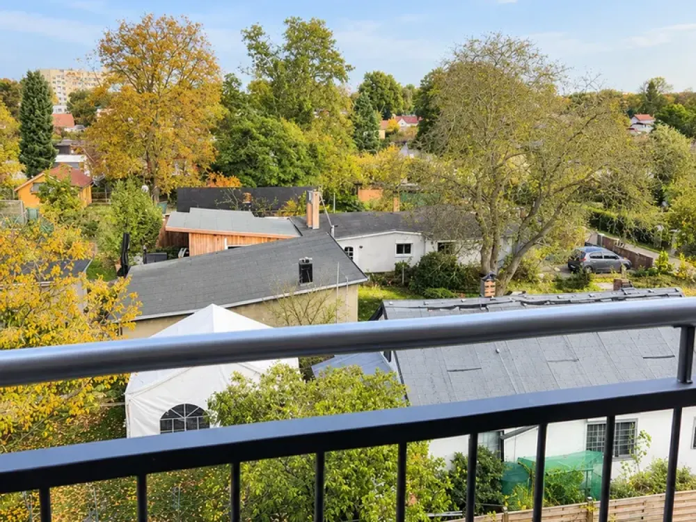 GANZ OBEN. GANZ GEMÜTLICH. 2 Zimmer mit Weitblick über die Gärten