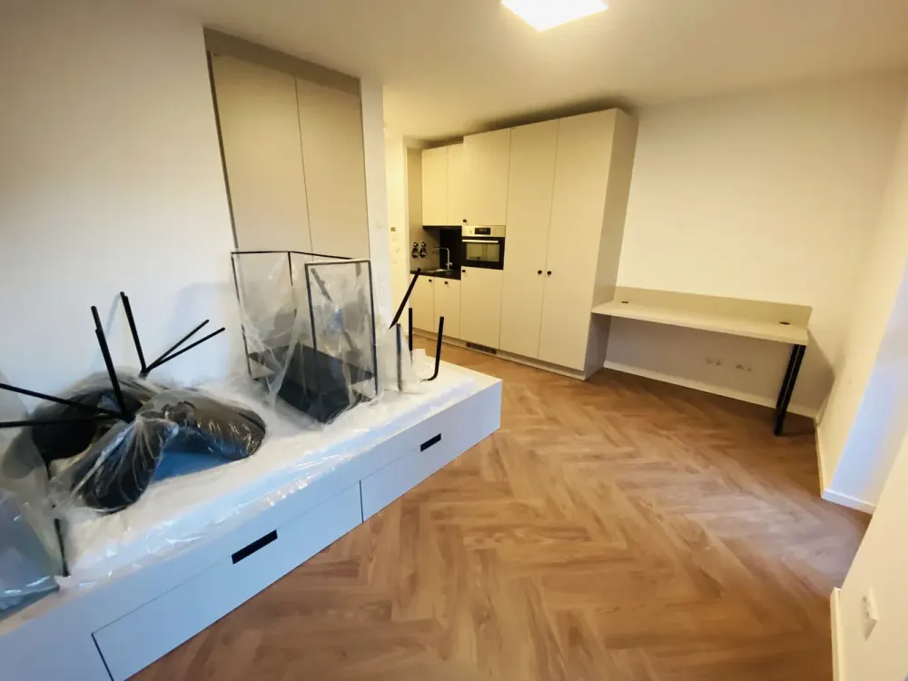 Möbliert mit Balkon, EBK und Abstellkammer! Direkt in Adlershof!