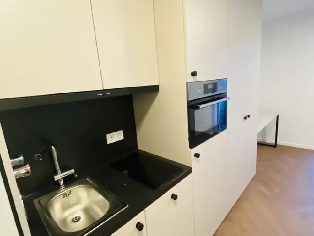 Möbliert mit Balkon, EBK und Abstellkammer! Direkt in Adlershof!
