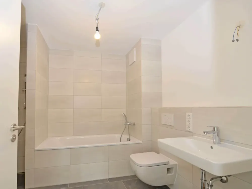 Alles vom Feinsten: Hochwertige, sehr helle und ruhige Wohnung im Paosopark mit Fliesen und Top EBK