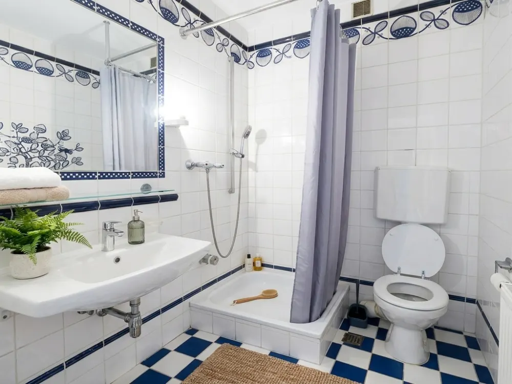 Möbliertes Apartment im obersten Geschoss mit Balkon und Aufzug