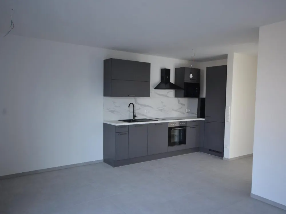 Modern 3-room new-build apartment with balcony, fitted kitchen and underground parking space, directly at the university