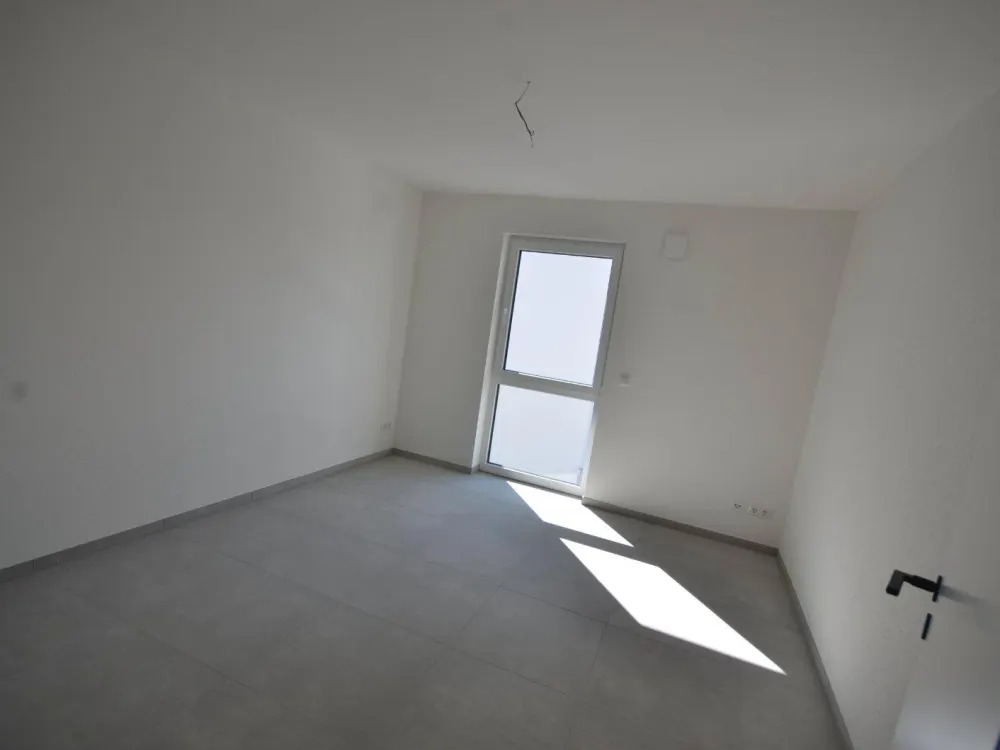 Modern 3-room new-build apartment with balcony, fitted kitchen and underground parking space, directly at the university