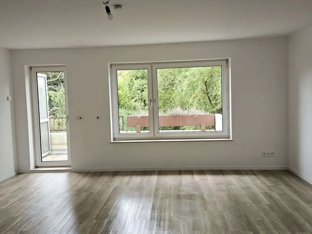 Perfekte renovierte 1-Zimmer Wohnung mit Einbauküche, großer Balkon, Stellplatz (Auto)