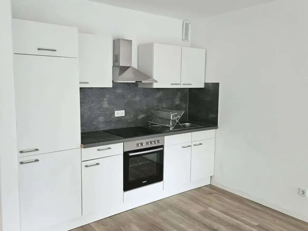 Perfekte renovierte 1-Zimmer Wohnung mit Einbauküche, großer Balkon, Stellplatz (Auto)