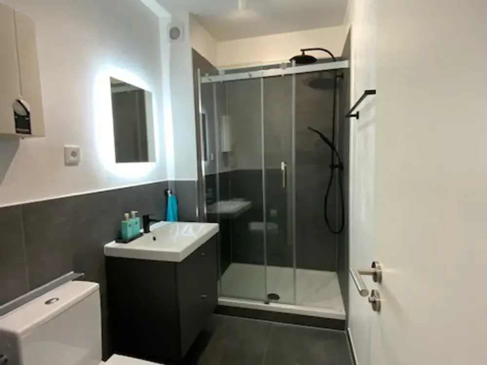 Perfekte renovierte 1-Zimmer Wohnung mit Einbauküche, großer Balkon, Stellplatz (Auto)