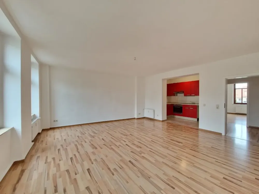 Schöner Altbau wartet mit einer 2-Zimmer-Wohnung auf Sie!