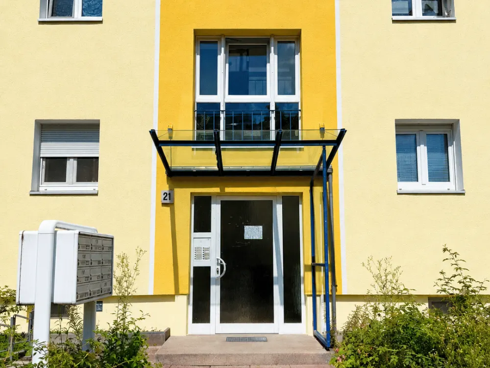 Furnished and Renovated 2-Room Apartment - Immediately Available