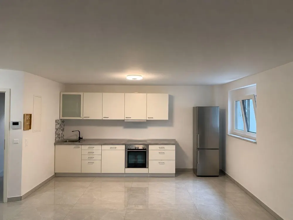 Like New, Furnished, Upscale & Bright 2.5 Room Basement Apartment