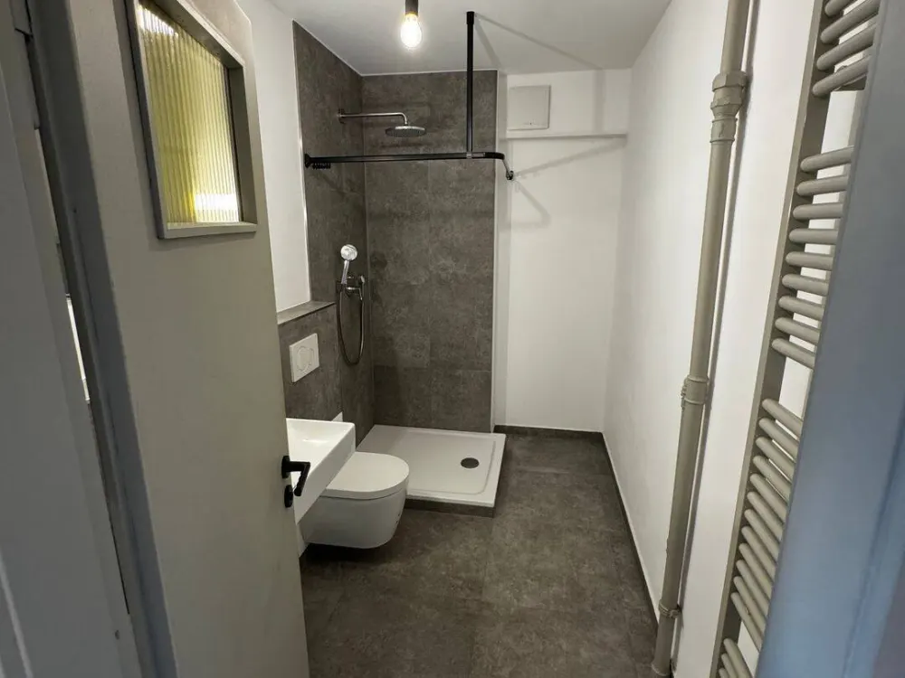 AM EUROPAVIERTEL: Modernes Apartment mit schöner Küche...sofort frei!