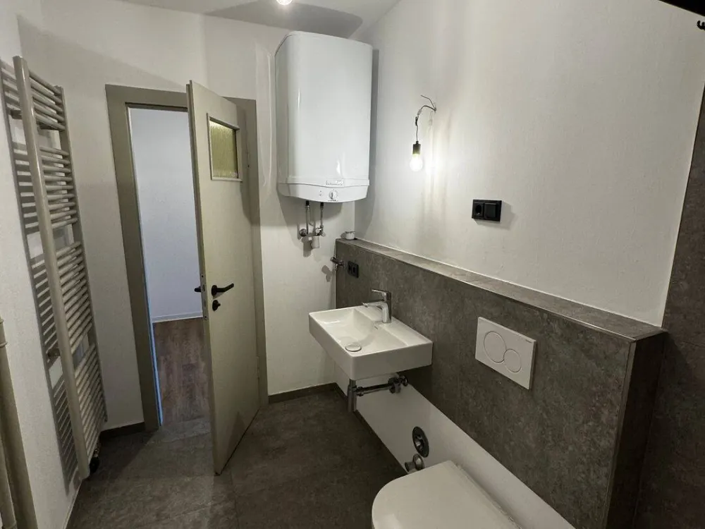 AM EUROPAVIERTEL: Modernes Apartment mit schöner Küche...sofort frei!
