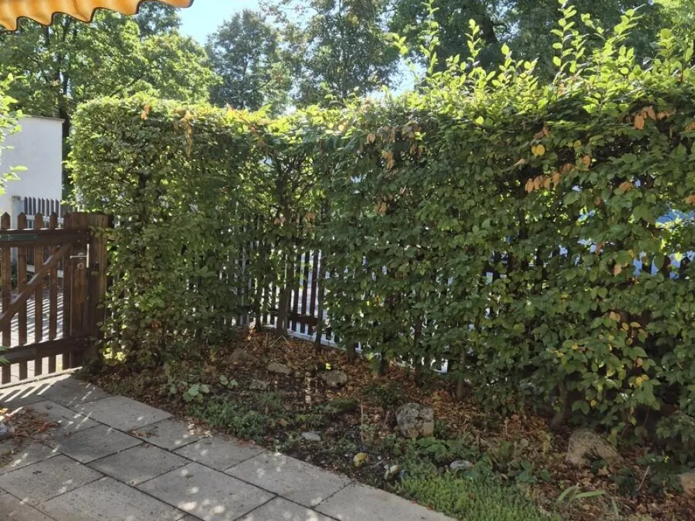 Nah zu Wiesen und Feldern - Gut geschnittene 2-Zimmer-EG-Whg. mit Hobbyraum, Terrasse u. Minigarten