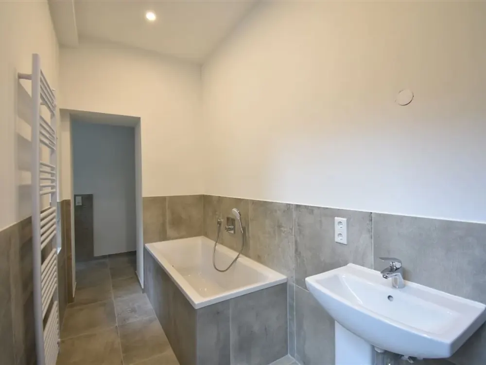 Rheinlage! Sanierte 2-Zi-Whg mit Balkon & Altbaucharme