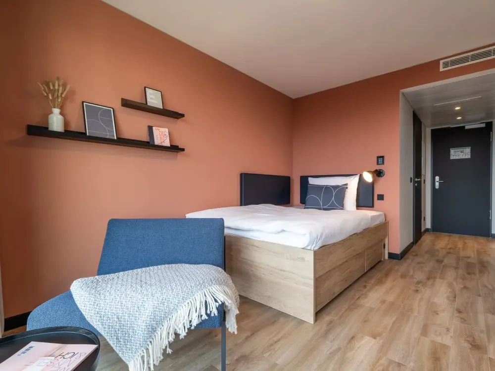 Coliving, furnished apartments with community spaces, coworking and gym