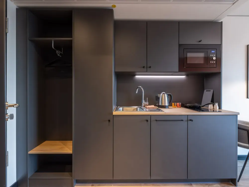 Coliving, furnished apartments with community spaces, coworking and gym