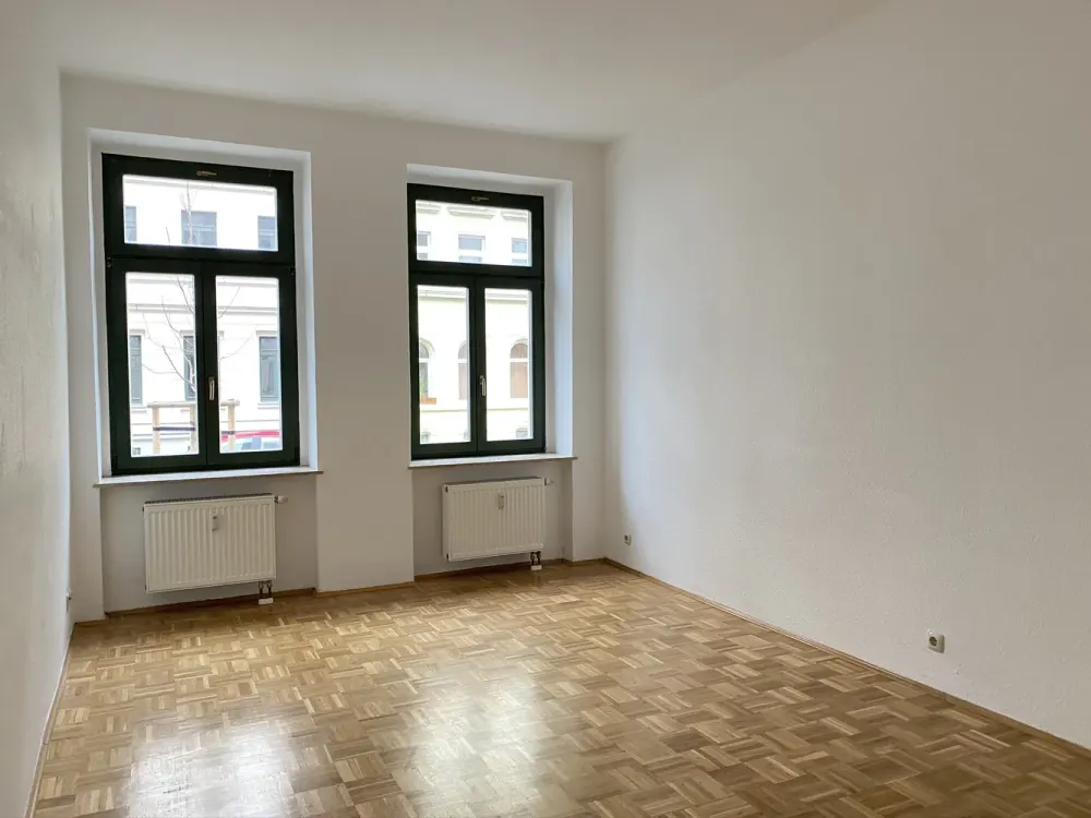 BRIGHT 3-ROOM APARTMENT WITH PARQUET FLOOR, BATH WITH TUB IN GOHLIS IN THE TOP FLOOR UNIT 15