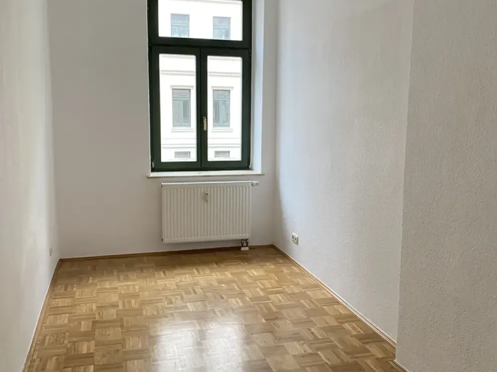 BRIGHT 3-ROOM APARTMENT WITH PARQUET FLOOR, BATH WITH TUB IN GOHLIS IN THE TOP FLOOR UNIT 15