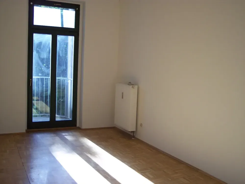 BRIGHT 3-ROOM APARTMENT WITH PARQUET FLOOR, BATH WITH TUB IN GOHLIS IN THE TOP FLOOR UNIT 15