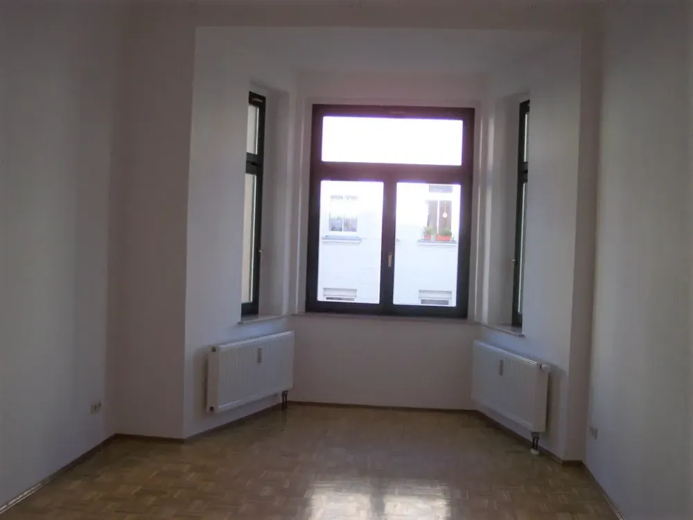 BRIGHT 3-ROOM APARTMENT WITH PARQUET FLOOR, BATH WITH TUB IN GOHLIS IN THE TOP FLOOR UNIT 15