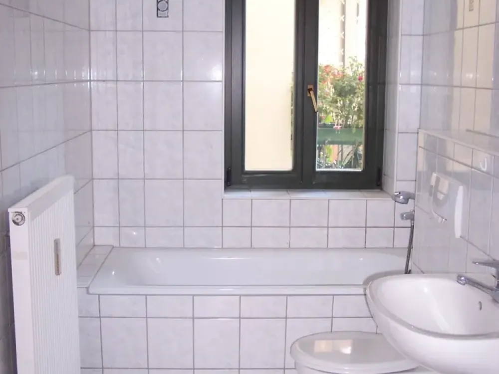 BRIGHT 3-ROOM APARTMENT WITH PARQUET FLOOR, BATH WITH TUB IN GOHLIS IN THE TOP FLOOR UNIT 15