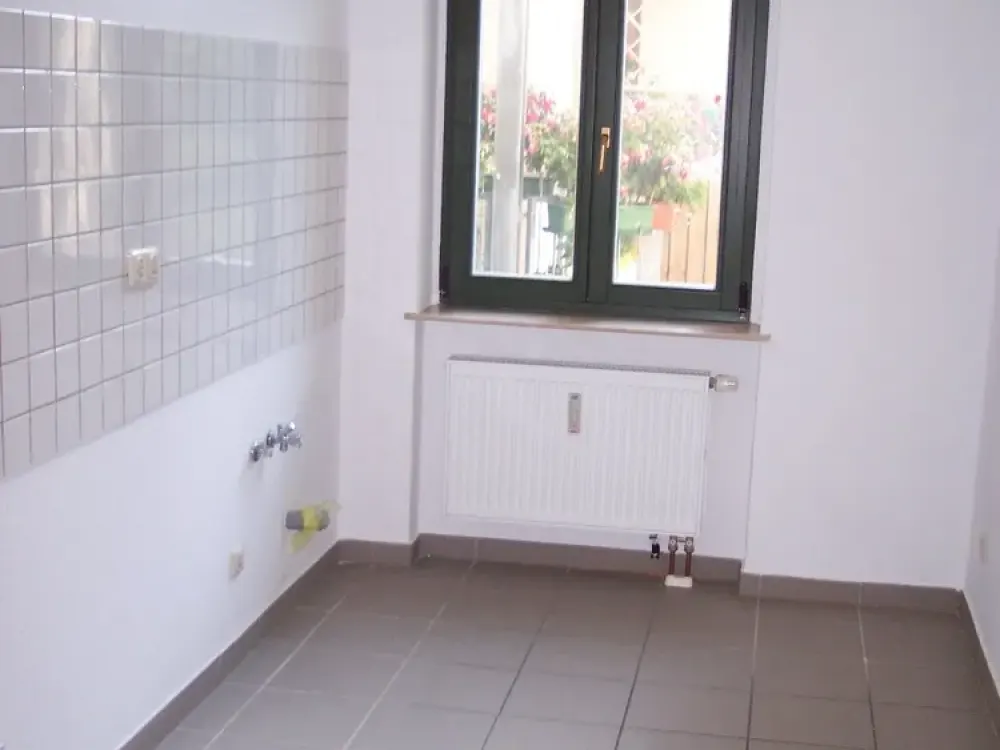 BRIGHT 3-ROOM APARTMENT WITH PARQUET FLOOR, BATH WITH TUB IN GOHLIS IN THE TOP FLOOR UNIT 15