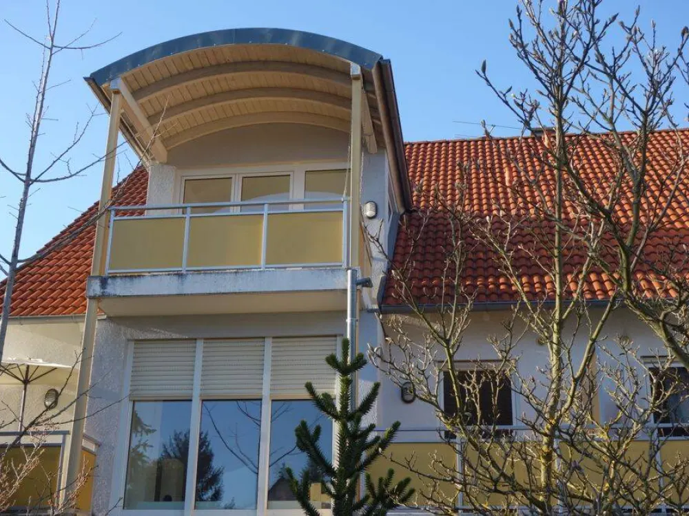 Große, sonnige 2 1/2-Zi-Galerie Mietwohnung mit Loggia!
