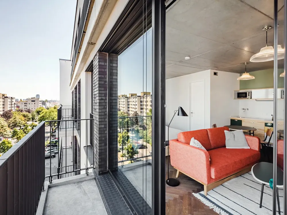Neon Wood Student Housing - Neon Gold Balcony Apartment in Berlin, Mitte-Wedding