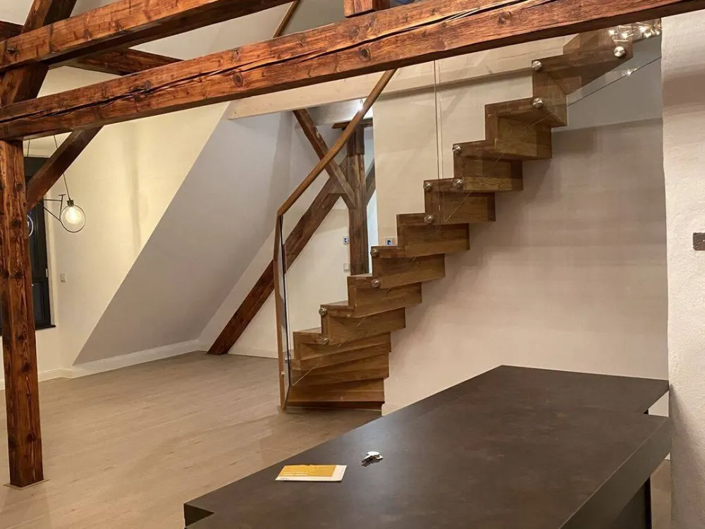Ausgebaut Premium-Dachgeschosswohnung mit Galerie, Terrasse, Klima und Einbauküche in Limmer