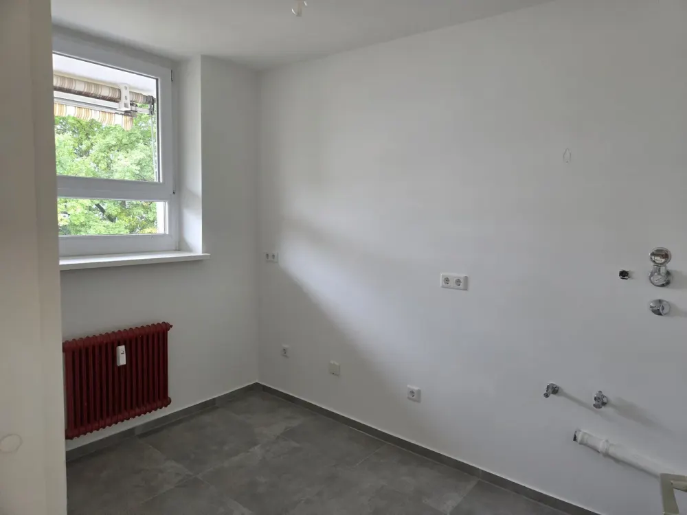SOFORT FREI - Großzügige 2-Zimmer-Wohnung 85,5 m², Südwest-Balkon & TG, Erstbezug nach Sanierung