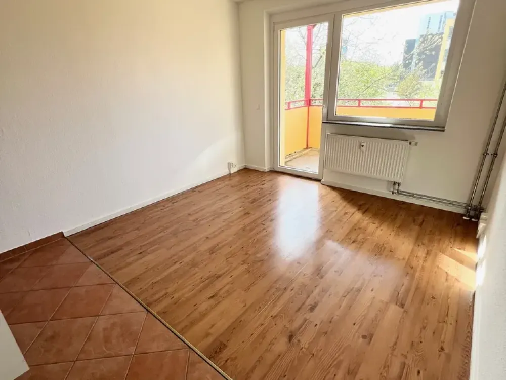 ***SENIORS ONLY*** Built-in kitchen, shower bath, balcony and elevator...!!!