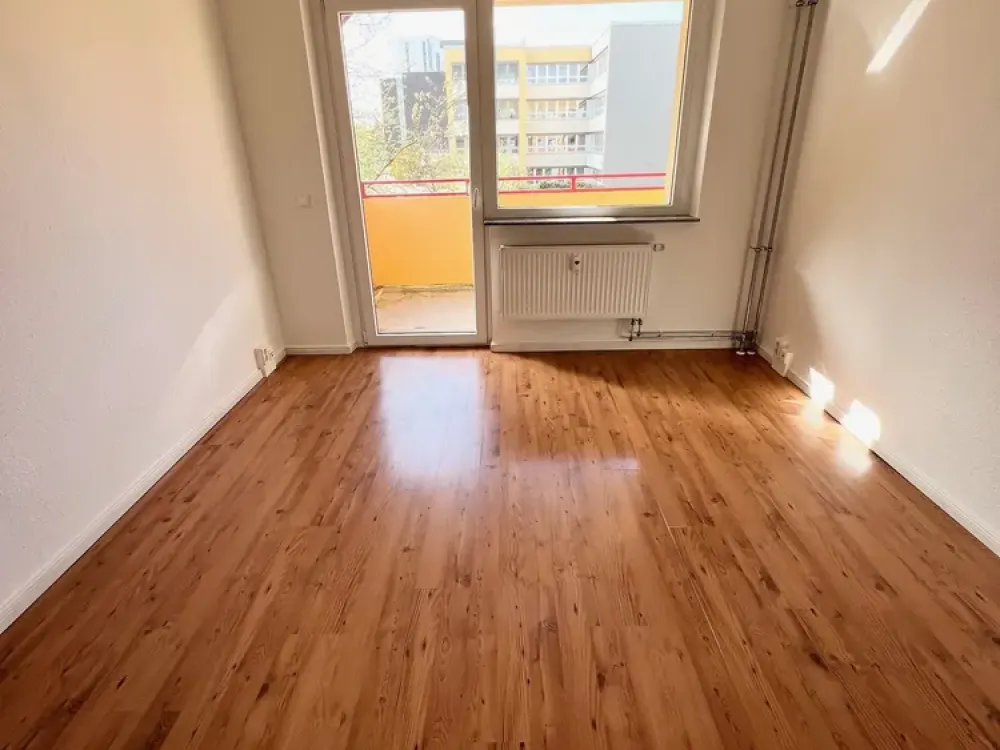 ***SENIORS ONLY*** Built-in kitchen, shower bath, balcony and elevator...!!!