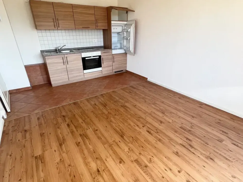 ***SENIORS ONLY*** Built-in kitchen, shower bath, balcony and elevator...!!!