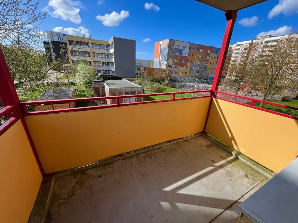***SENIORS ONLY*** Built-in kitchen, shower bath, balcony and elevator...!!!
