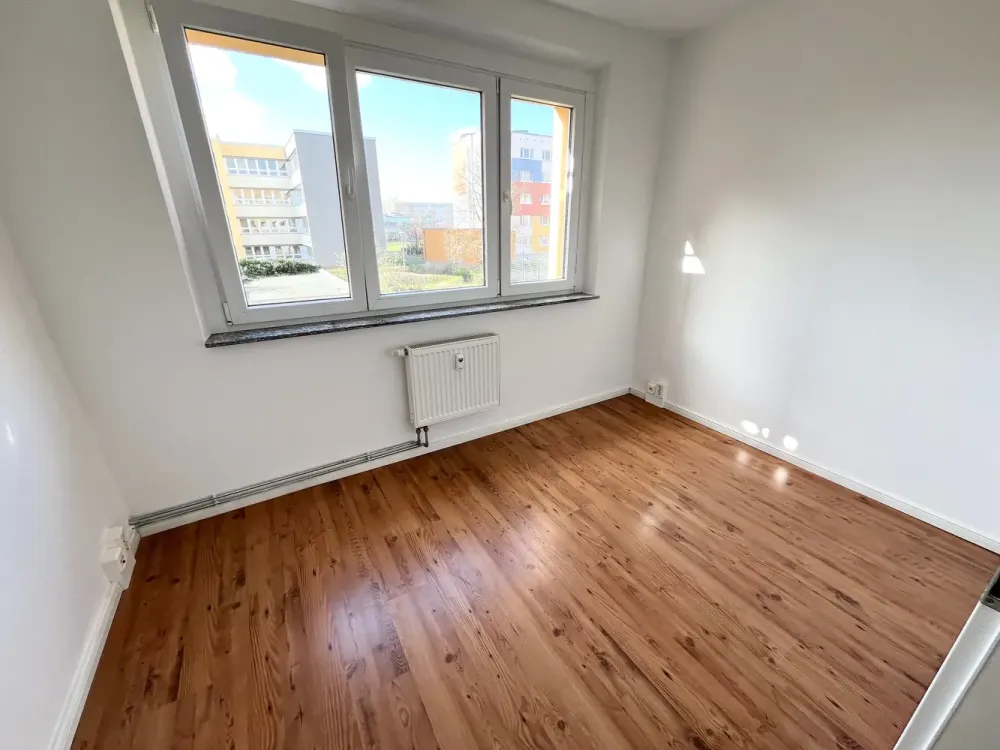 ***SENIORS ONLY*** Built-in kitchen, shower bath, balcony and elevator...!!!