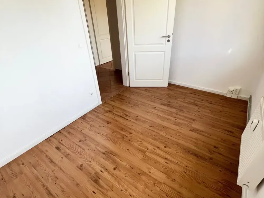 ***SENIORS ONLY*** Built-in kitchen, shower bath, balcony and elevator...!!!