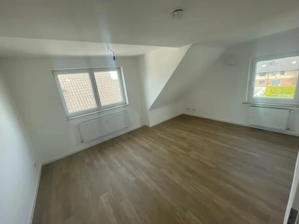 schöne, sanierte 4-Zimmer Wohnung (nur 2 Schlafzimmer) in Niederkassel *Erstbezug nach Sanierung*