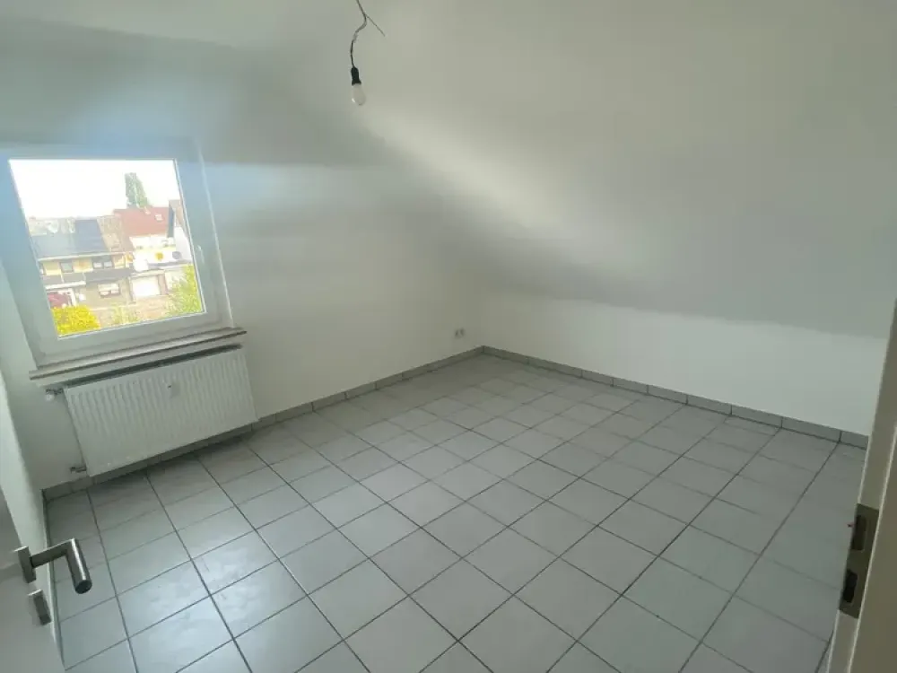 schöne, sanierte 4-Zimmer Wohnung (nur 2 Schlafzimmer) in Niederkassel *Erstbezug nach Sanierung*