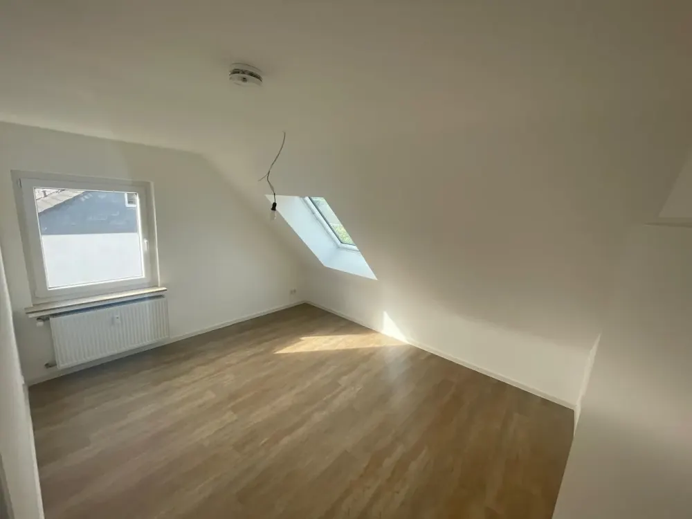 schöne, sanierte 4-Zimmer Wohnung (nur 2 Schlafzimmer) in Niederkassel *Erstbezug nach Sanierung*