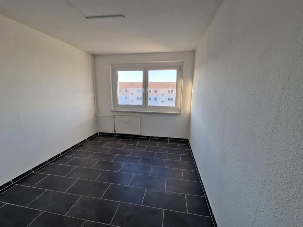 **JETZT EINZIEHEN**3-Zimmer-Wohnung // Balkon // DG // Bad mit Wanne // ab sofort