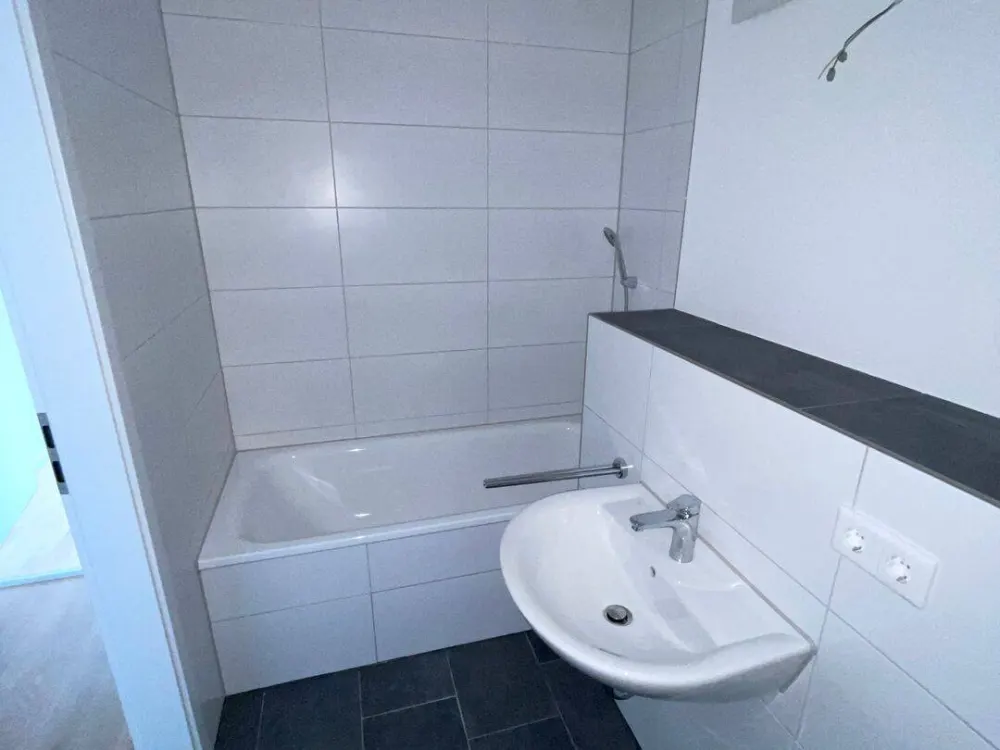 Umzugsbonus! 1. Monat kaltmietfrei - - Helle und großzügige 3-Zimmer-Wohnung mit EBK