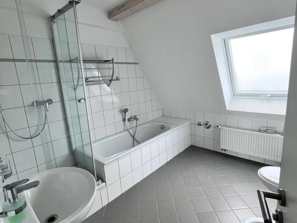 schicke 2,5 Zimmer Wohnung mit Balkon im gepflegten Haus, Kaiserstr. 56