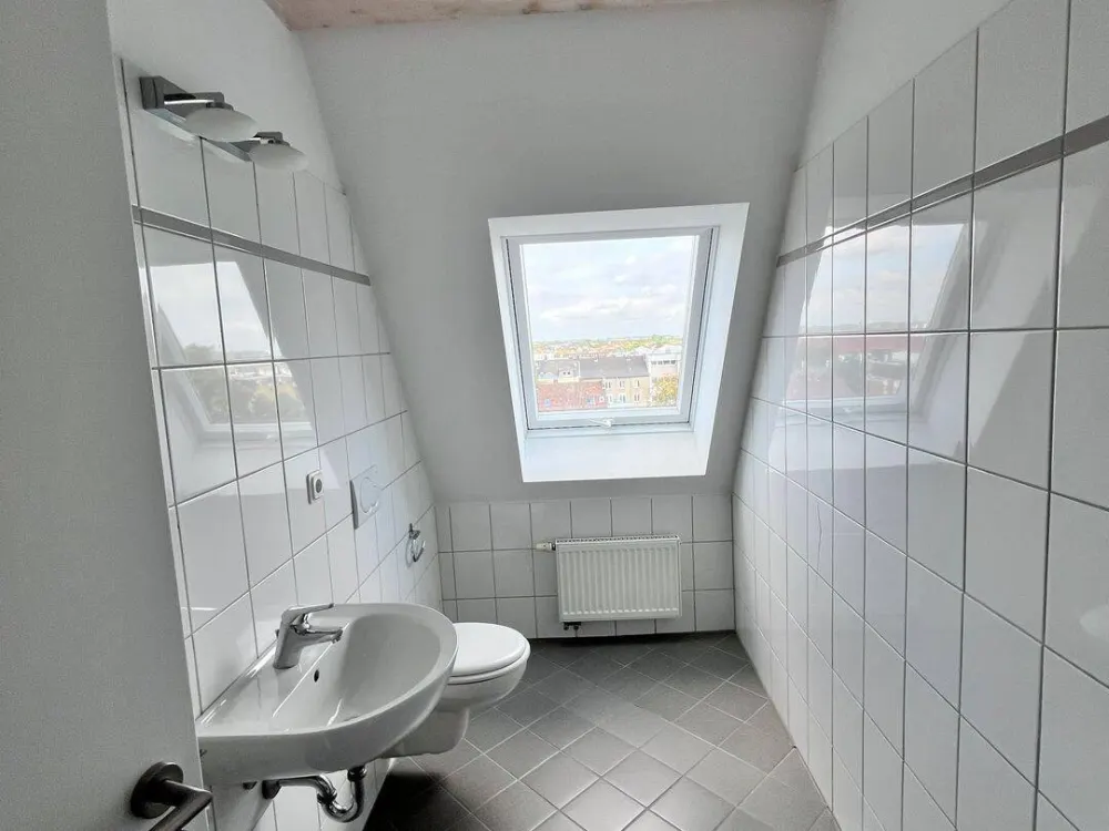 schicke 2,5 Zimmer Wohnung mit Balkon im gepflegten Haus, Kaiserstr. 56