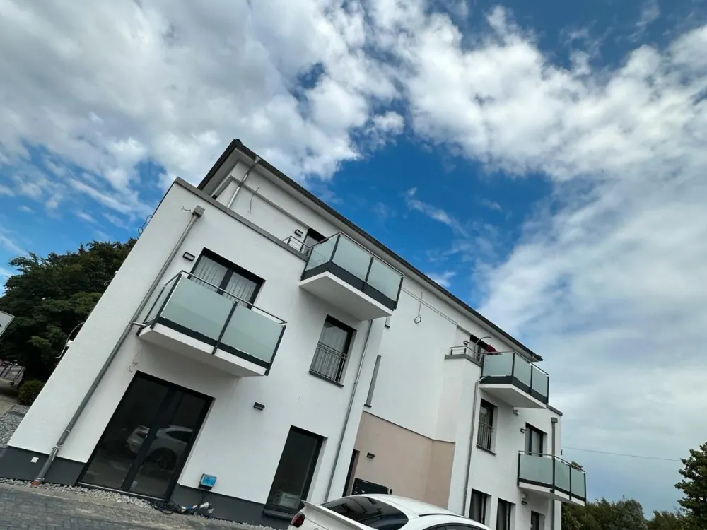 Moderne 2-Zimmer-Neubauwohnung mit Balkon, möbliert,