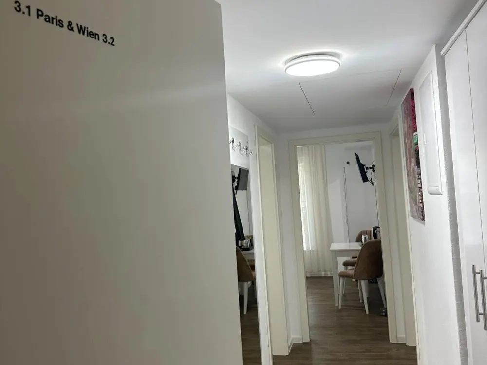 Moderne 2-Zimmer-Neubauwohnung mit Balkon, möbliert,