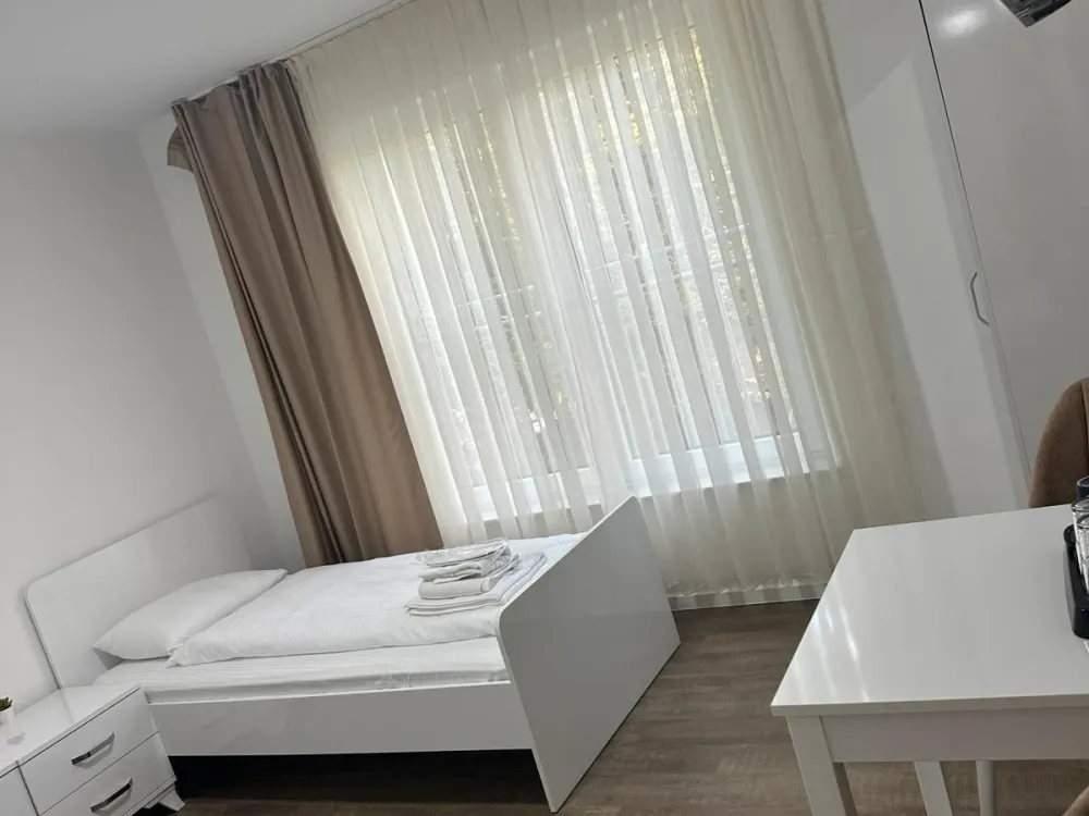 Moderne 2-Zimmer-Neubauwohnung mit Balkon, möbliert,