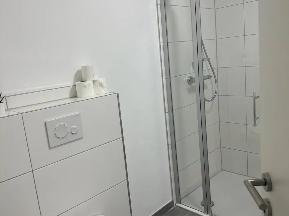 Moderne 2-Zimmer-Neubauwohnung mit Balkon, möbliert,